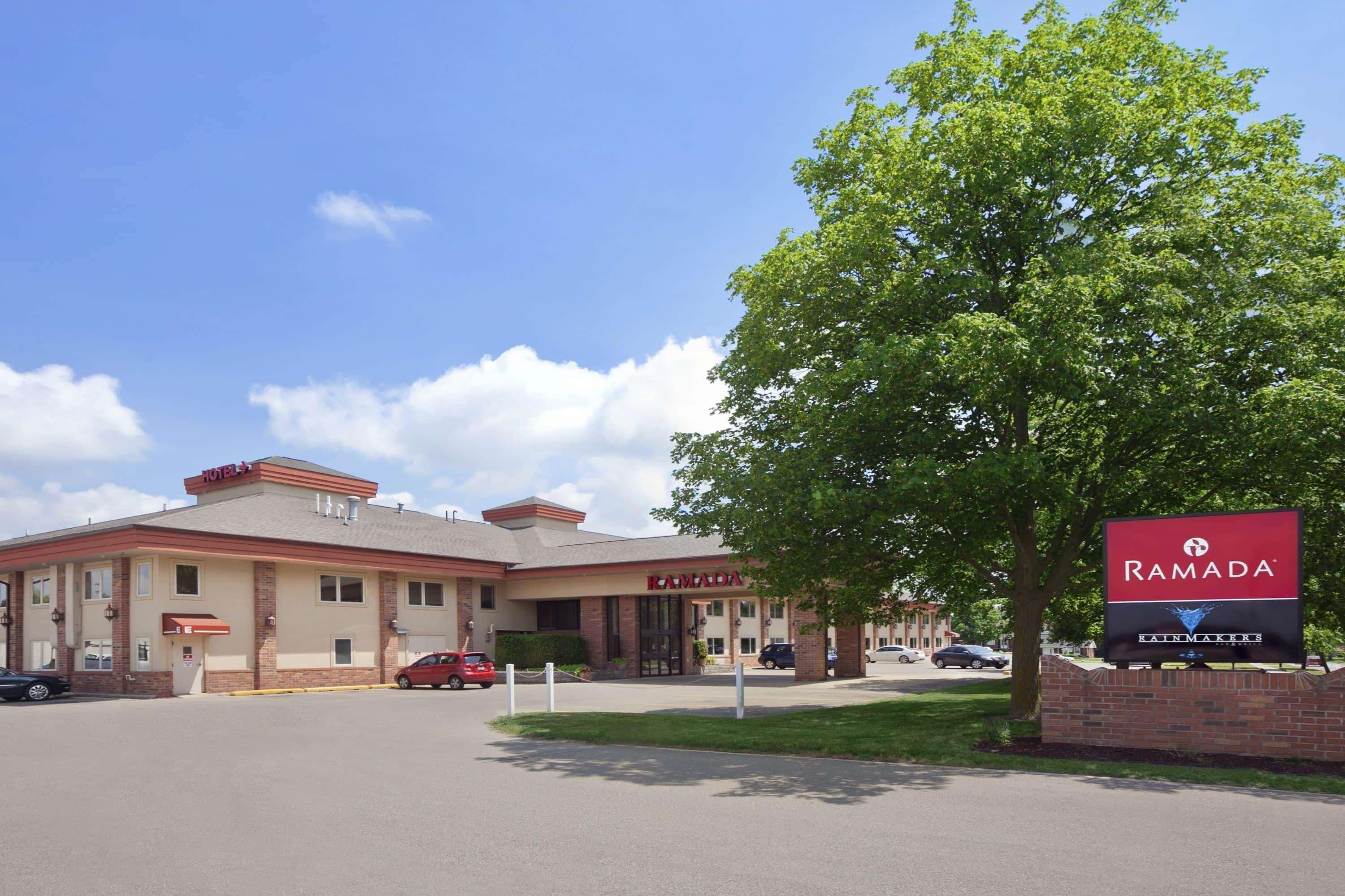 Ramada By Wyndham Saginaw Hotel & Suites Luaran gambar