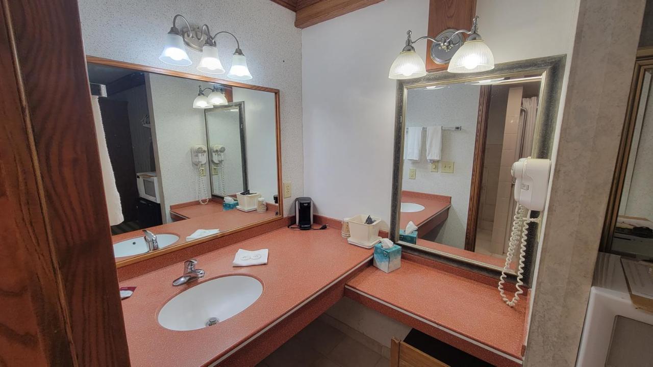 Ramada By Wyndham Saginaw Hotel & Suites Luaran gambar