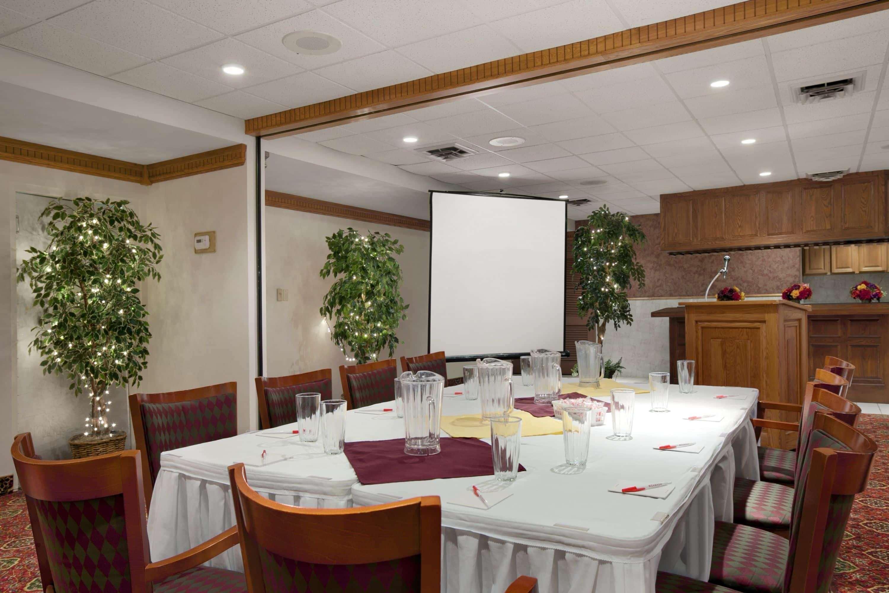 Ramada By Wyndham Saginaw Hotel & Suites Luaran gambar